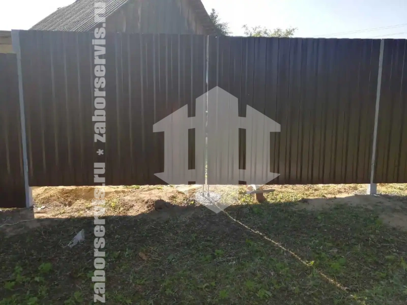 Забор из профнастила с утрамбовкой столбов щебнем 50 метров