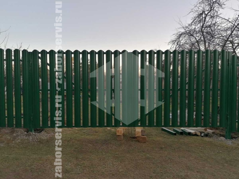 Забор из металлического штакетника зелёный 55 метров