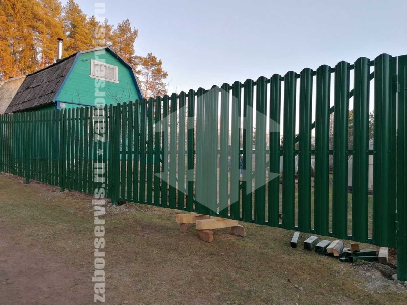 Забор из металлического штакетника зелёный 55 метров