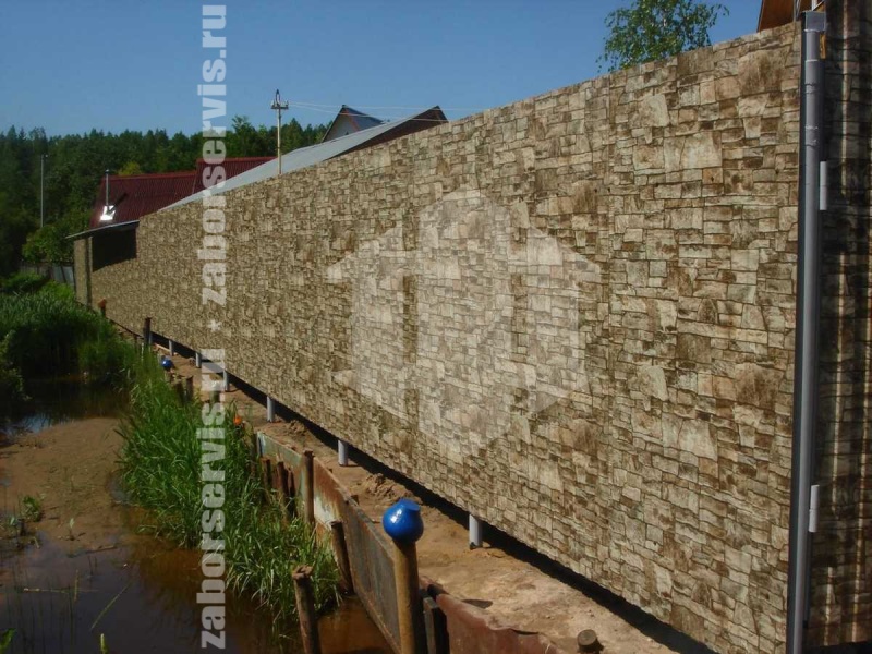 Забор из профнастила под камень 84 метра