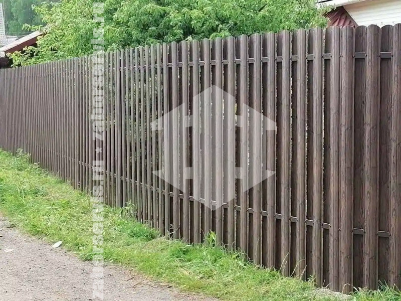 Забор из евроштакетника под дерево 75 метра