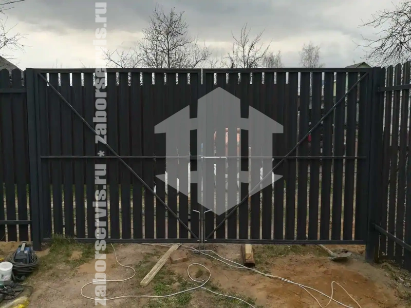 Забор из евроштакетника с бетонированием столбов 56 метров