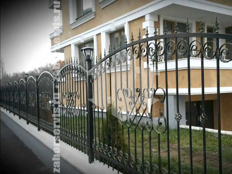 Кованый забор с распашными воротами 60 метров