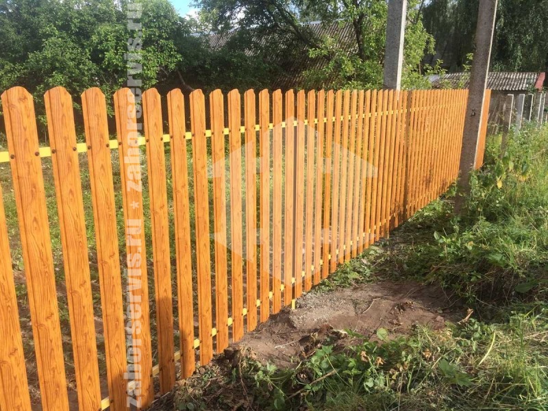 Забор из металлического штакетника под дерево 41 метр