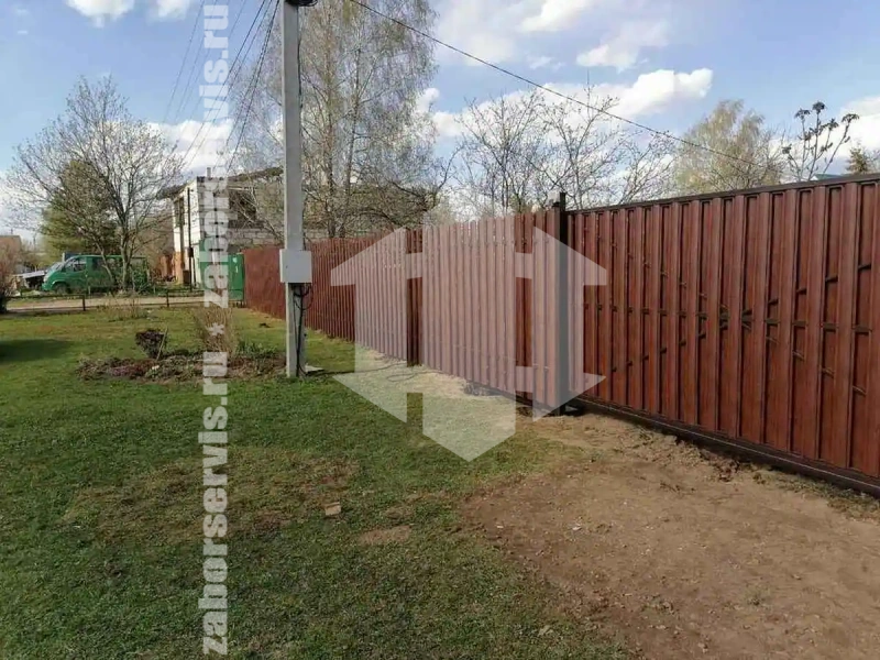 Заборы из металлического штакетника шахматка 44 метра