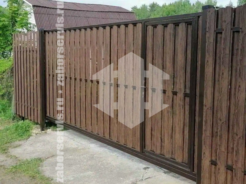 Забор из евроштакетника под дерево 75 метра