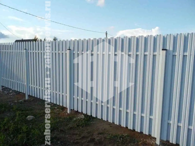 Заборы из металлического штакетника шахматка 94 метра