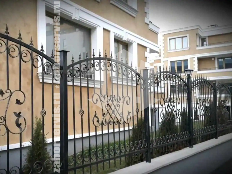 Кованый забор с распашными воротами 60 метров