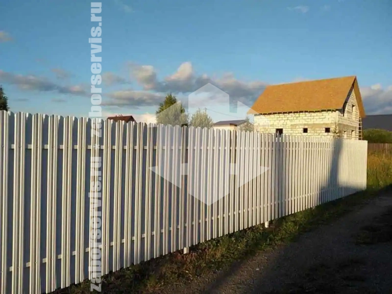 Заборы из металлического штакетника шахматка 94 метра