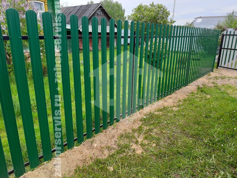 Забор из евроштакетника с забивными столбами 14 метров