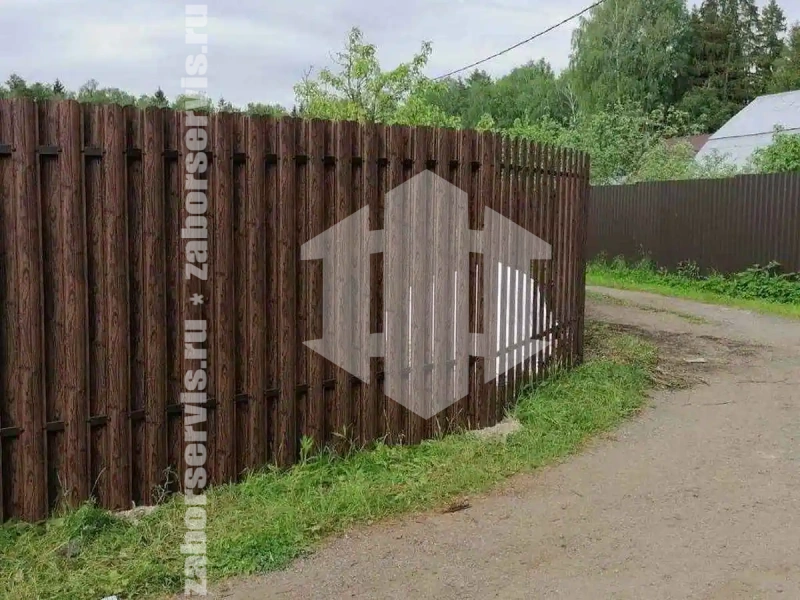 Забор из евроштакетника под дерево 75 метра