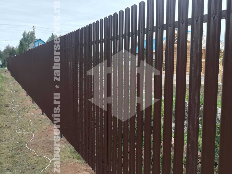 Забор из металлического штакетника 6 соток