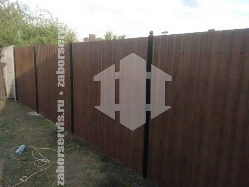 Забор из профнастила под дерево 83 метра
