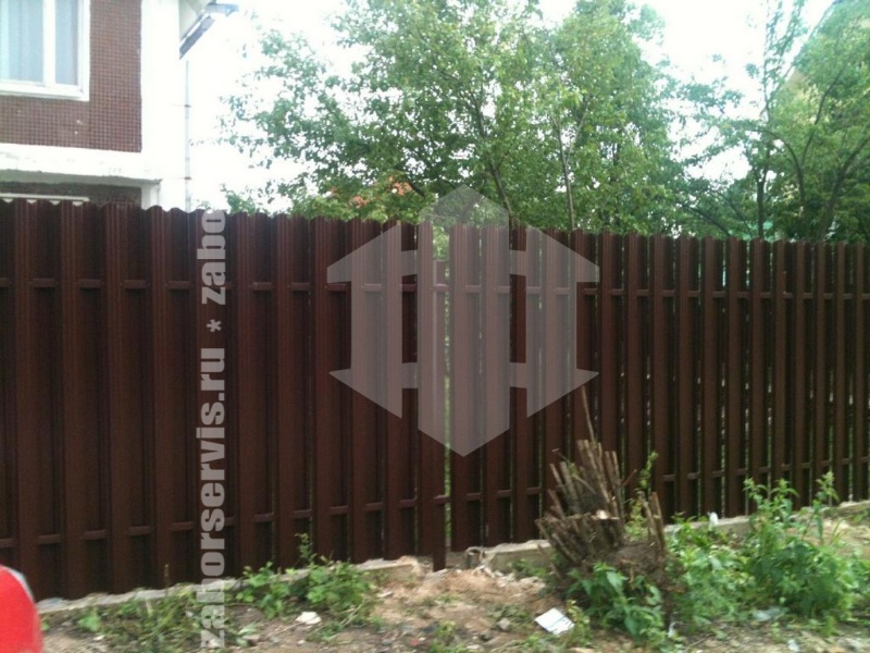 Забор из евроштакетника в шахматном порядке 75 метров