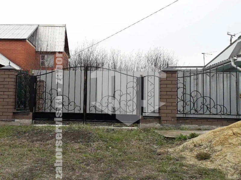 Кованый забор с распашными воротами 50 метров