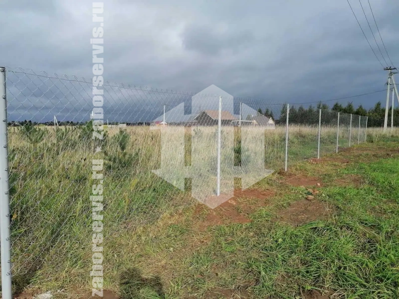 Забор из сетки рабицы в натяг с протяжкой арматуры 70 метров