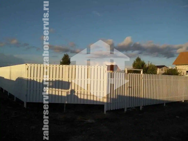 Заборы из металлического штакетника шахматка 94 метра