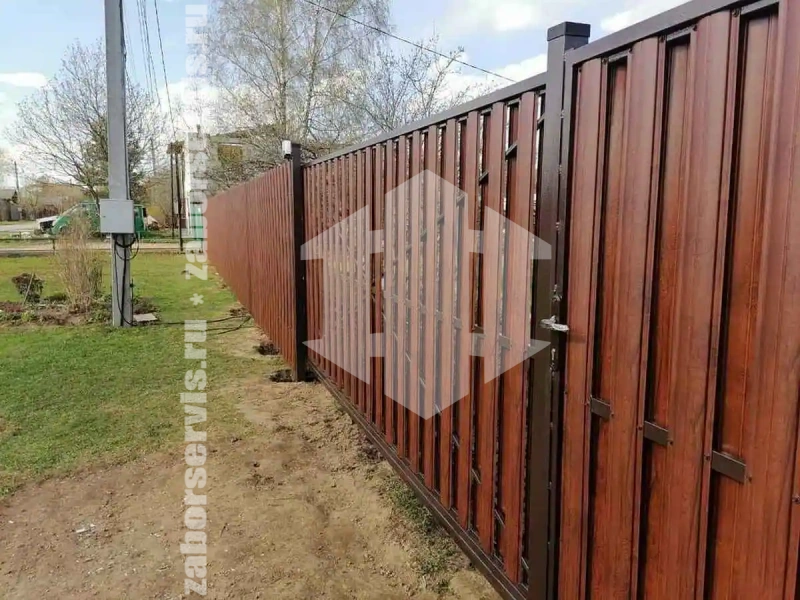 Заборы из металлического штакетника шахматка 44 метра