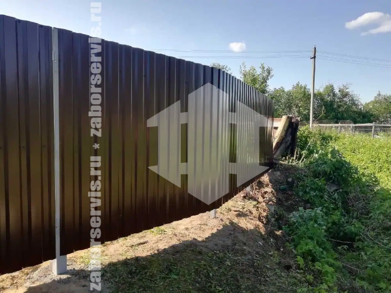 Забор из профнастила с утрамбовкой столбов щебнем 50 метров